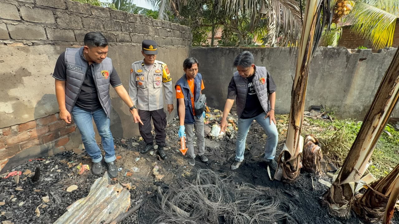 Api Membesar di Belakang Bengkel, Warga Sidogede Prabumulih Panik