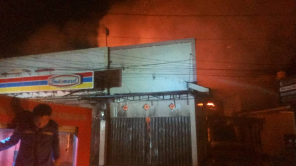 Indomart dan Toko Alat Kesehatan di Sukaraya OKU Terbakar