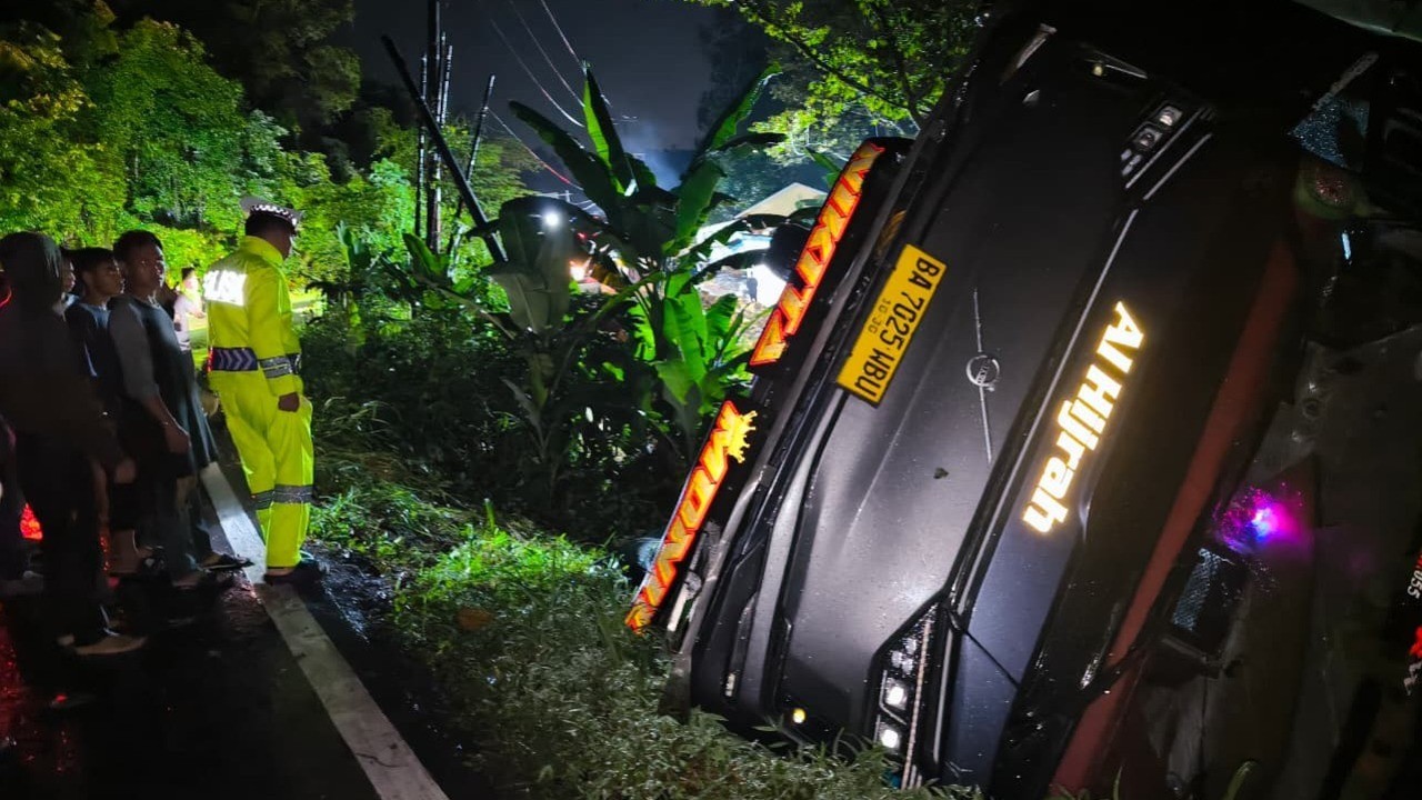 Laporan Warga ke 110 Selamatkan Penumpang Bus yang Terjun ke Jurang di Lahat