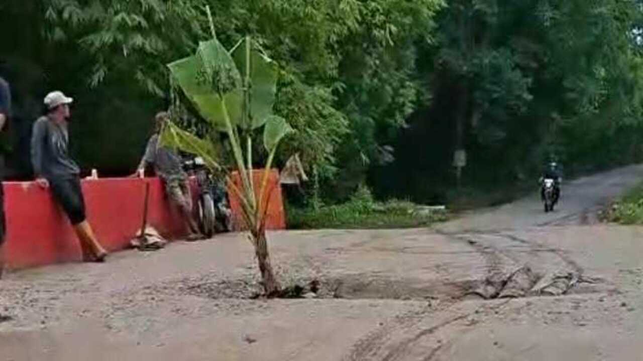 Warga Tanam Pisang di Jembatan Jebol Payaraman, DPRD Ogan Ilir Kritik Kualitas Pembangunan