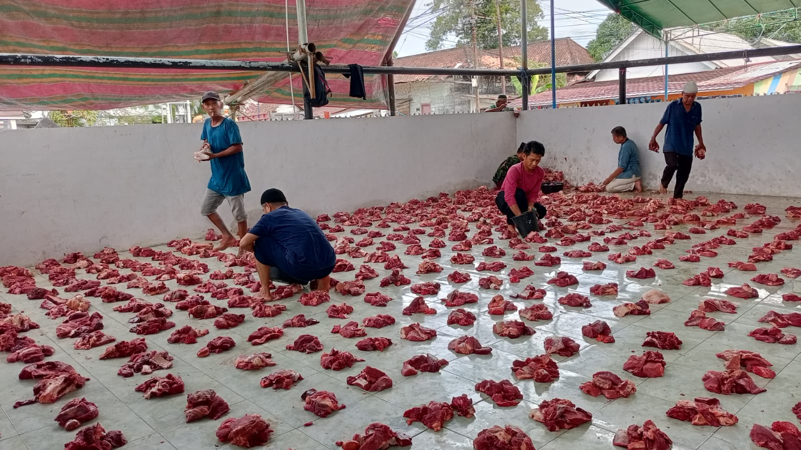 Masjid Agung Muara Enim Salurkan 700 Paket Daging Kurban