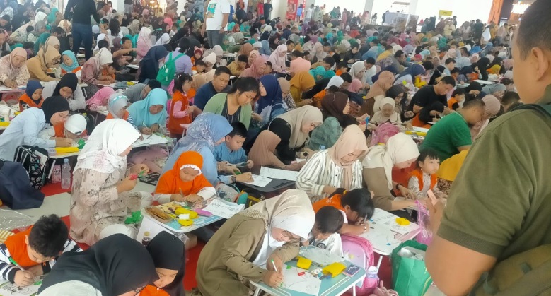 500 Anak TK-SD Khalifah Kolaborasi Kreatif dengan Orang Tua di Lomba Menempel dan Mewarnai Ceria Bersama UHU