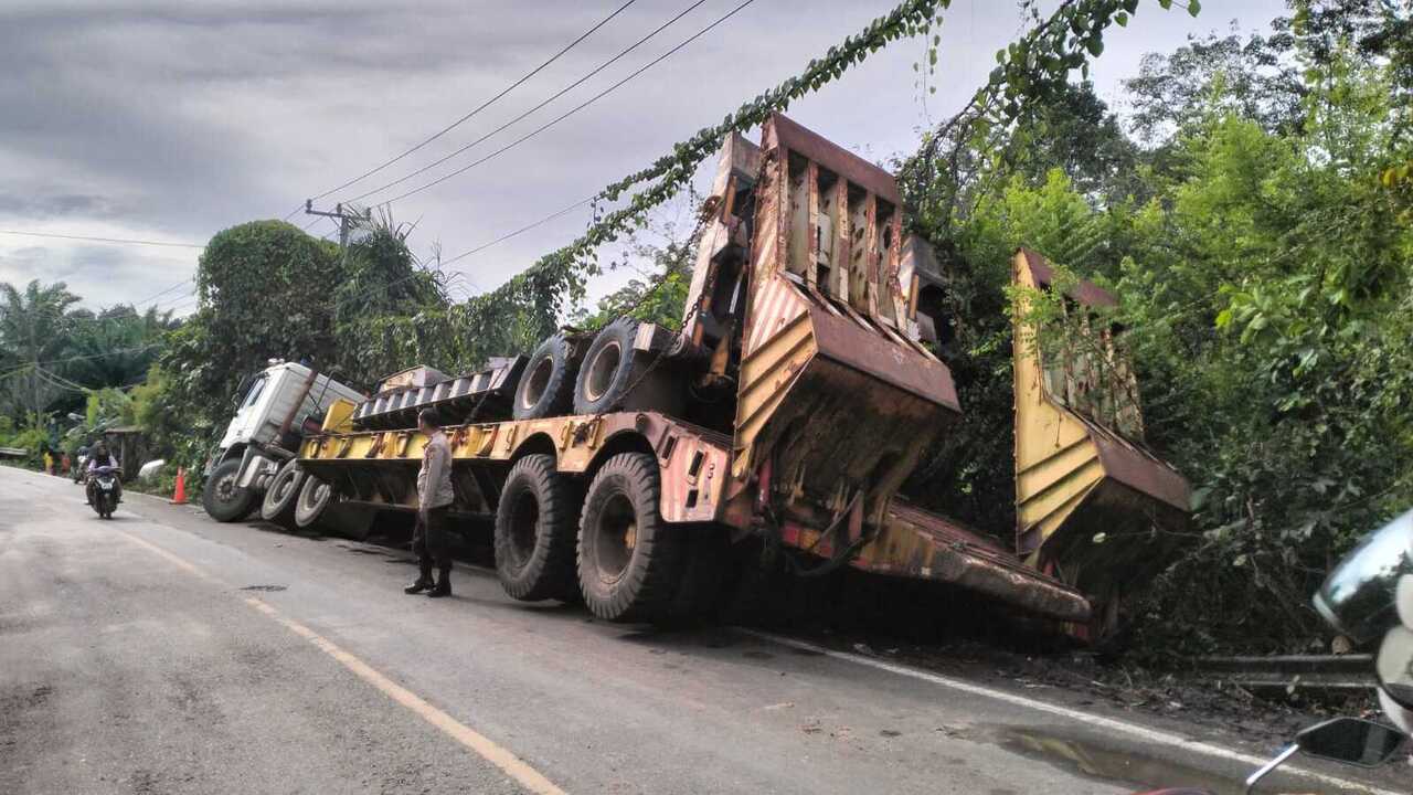 Trailer Alat Berat Terperosok, Arus Lalin Macet