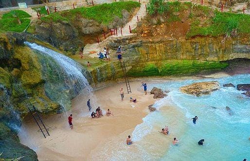 Liburan ke Pantai Sekaligus Bisa Nikmati Indahnya Air Terjun, Tiket Masuknya Murah Banget, Ini Dia Lokasinya