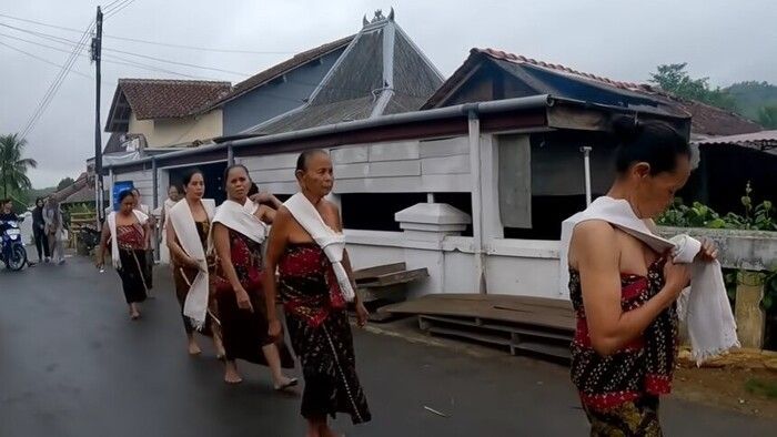 Kampung Adat Suku Jawa Kuno di Pekuncen : Tradisi Turun Temurun Tetap Terjaga Sejak Zaman Majapahit