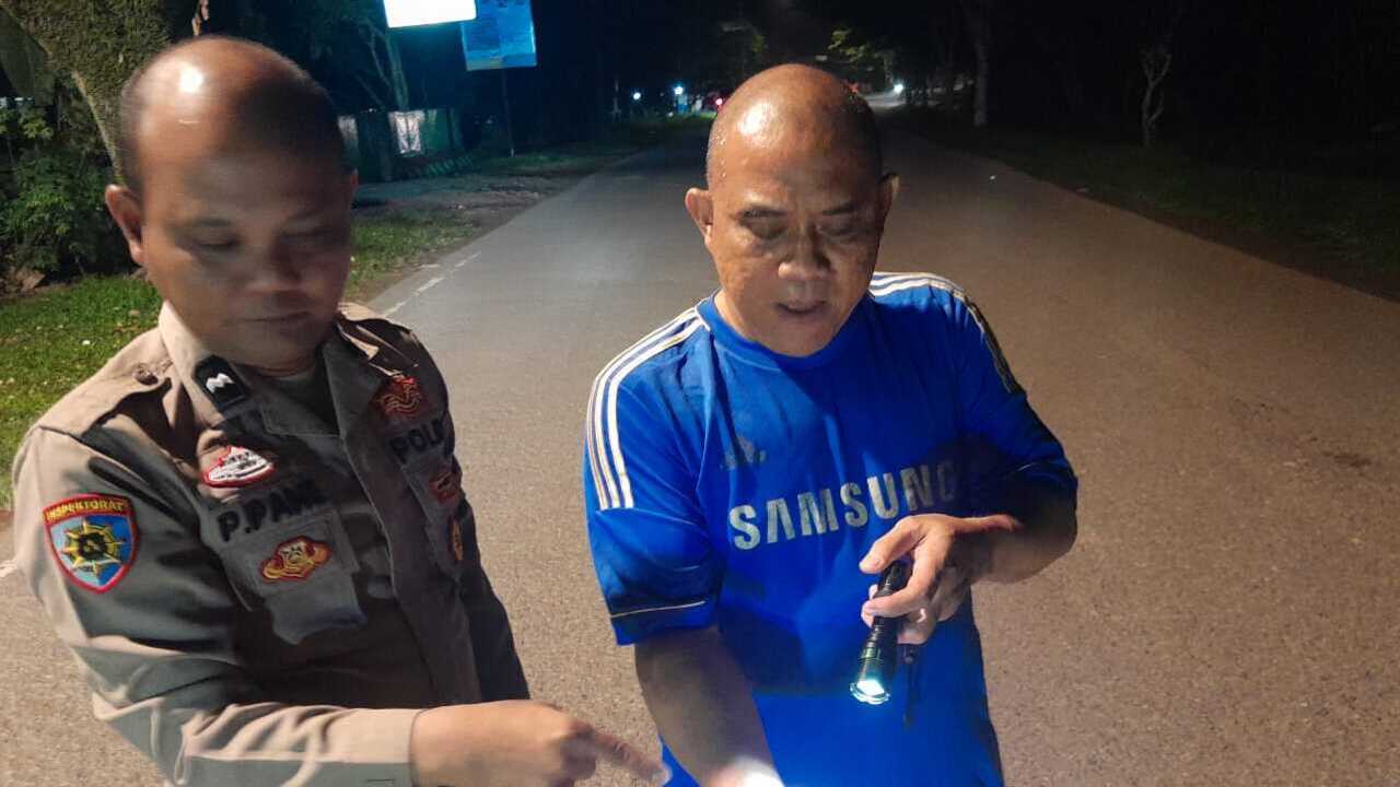 Paku Rivet Bertebaran di jalan Pasar Randik, Ini yang dilakukan Polisi dan Warga