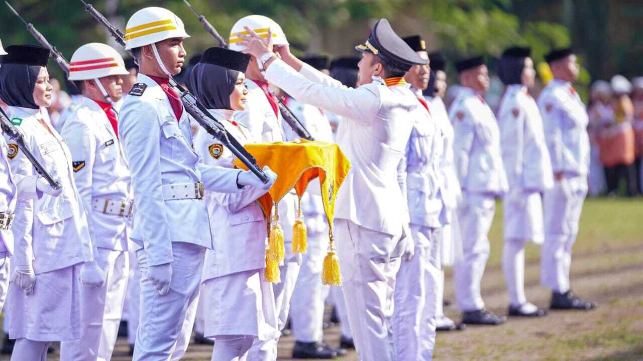 Bupati Ogan Ilir Perbaiki Helm Paskibraka saat Upacara HUT ke-80 RI, Bikin Haru dan Tersenyum