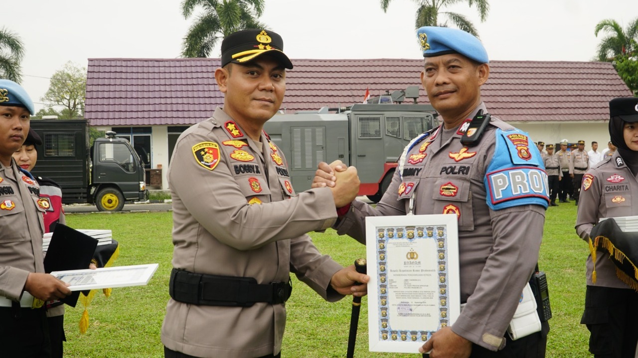 10 Personel Polres Prabumulih Terima Penghargaan Kapolres