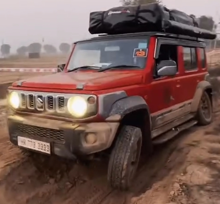  Jimny 5 Pintu SUV Tangguh di Medan Off-Road Siap diajak Petualang