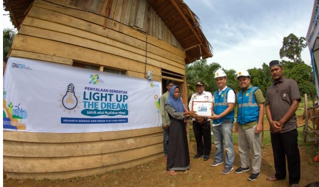 PLN UID S2JB Wujudkan Terang untuk 134 Keluarga Prasejahtera melalui Program Light Up The Dream