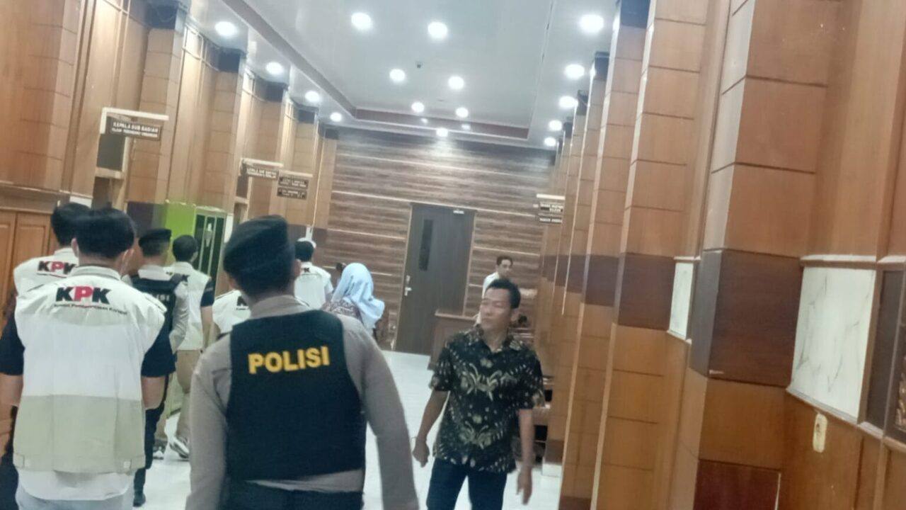 KPK Geledah Gedung DPRD OKU dan Sita Satu Koper Dokumen