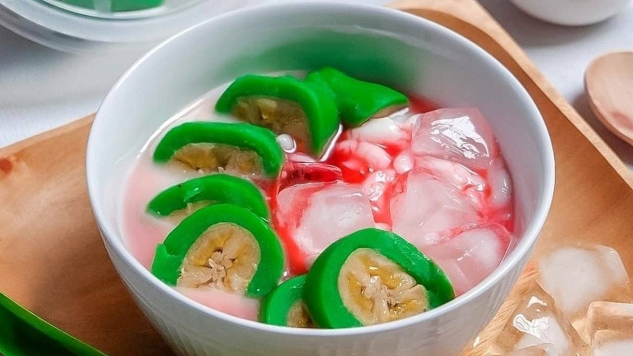 Es Pisang Ijo : Ikon Kuliner Makassar yang Menyegarkan dan Menggugah Selera