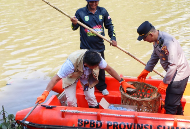 PLN UID S2JB dan Yayasan Qur’anic Farm Gaungkan Gerakan Zero Waste: Bersihkan Sungai, Tanam Kesadaran
