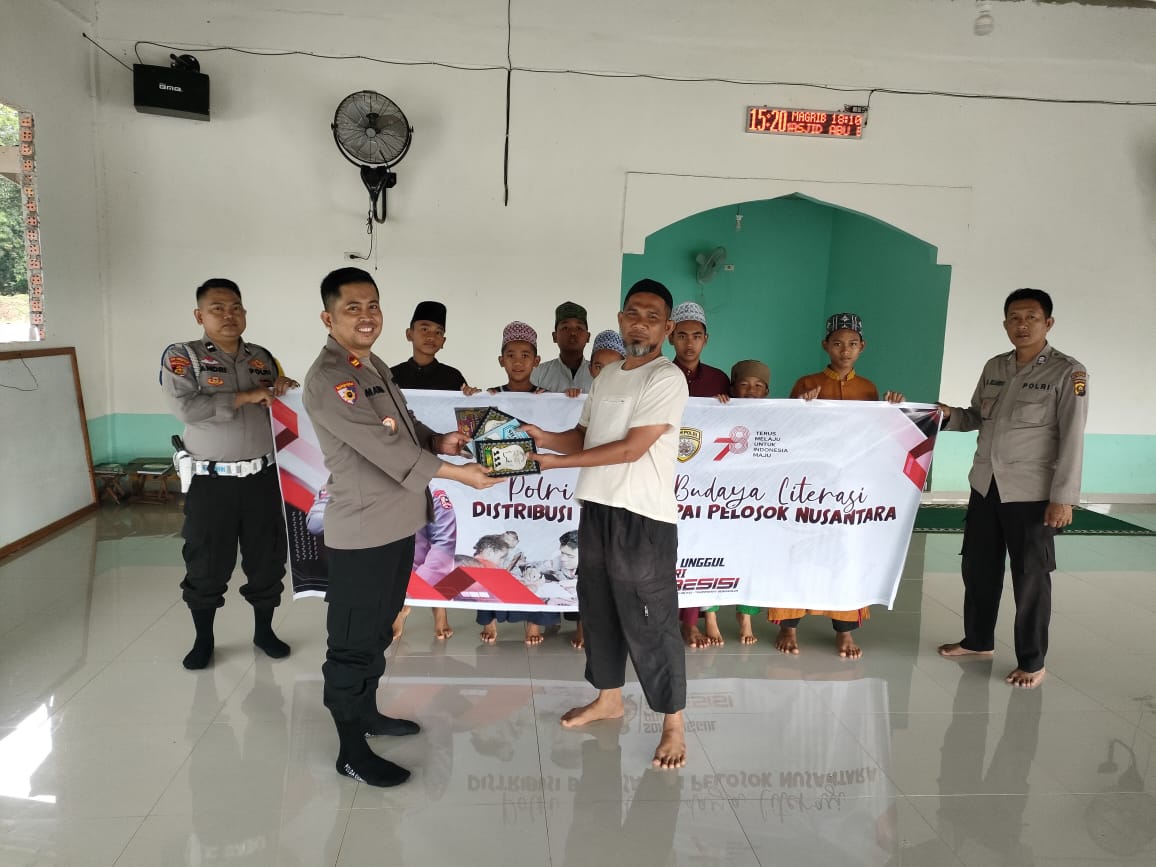 Polsek Babat Supat, Distribusikan Puluhan Buku Ke Ponpes Babat Supat