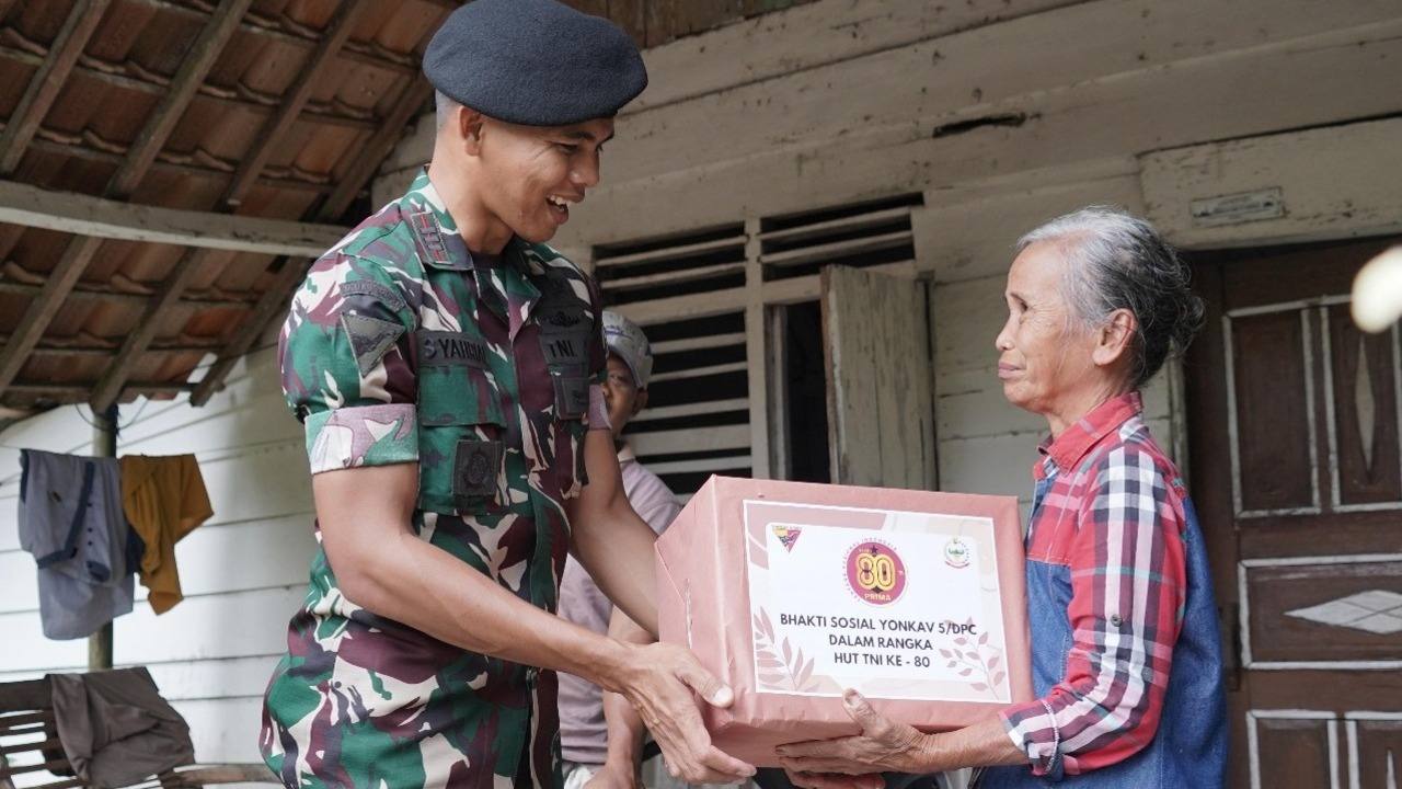 HUT ke-80 TNI, Yonkav 5/DPC Gelar Bakti Sosial Door to Door