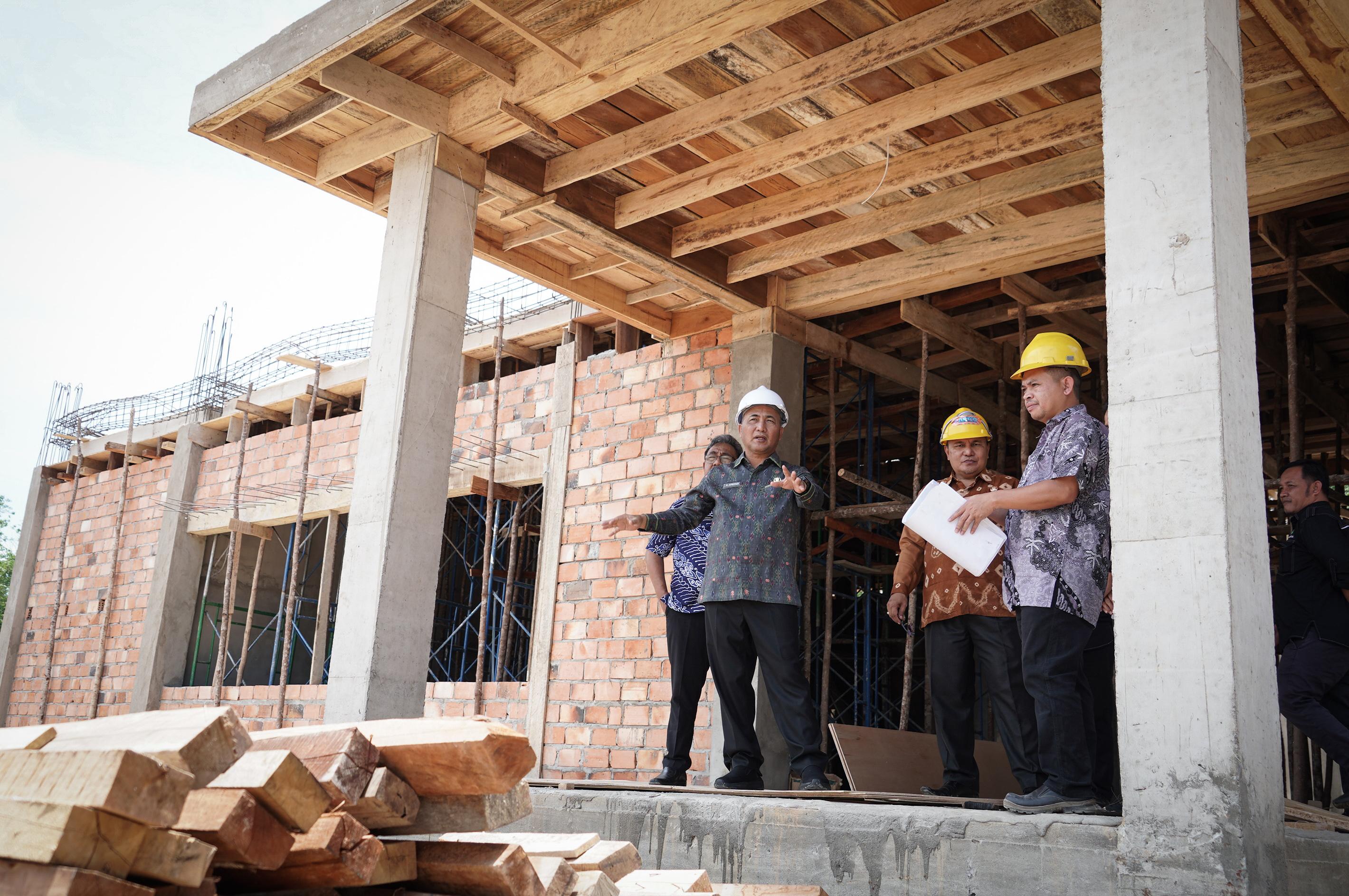 Sekda Apriyadi Sidak Pembangunan Kantor Camat Sungai Keruh, Minta Kontraktor Tambah Tukang