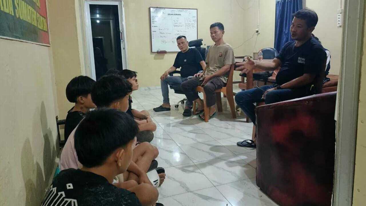 Tegak Miras dan Hisap Lem Aibon, Remaja di Tanjung Batu Ogan Ilir Diberi Pembinaan oleh Polisi