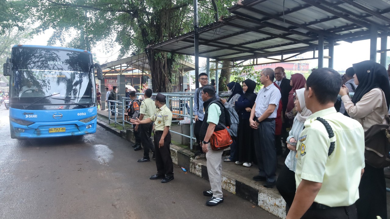 Dukung Program Hemat Energi, Rektor UNSRI Beserta Jajaran Gunakan Transportasi Umum