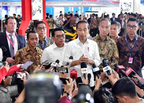 Dikunjungi Presiden Jokowi, Dirut PLN Paparkan Kesiapan Ekosistem Kendaraan Listrik di Booth PLN di PEVS 2024