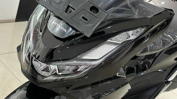 Tampil Lebih Elegan dengan Kelir Hitam, Honda PCX 160 CBS Skutik Bongsor Tapi Macho Siap Kamu Bungkus..