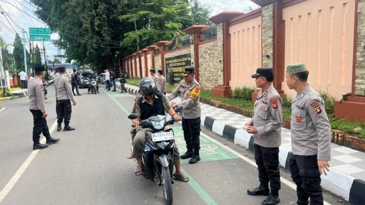 Polres Muara Enim Gelar Bakti Sosial Pemberian Takjil di Bulan Ramadhan