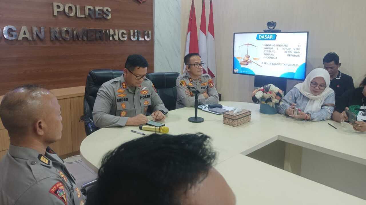 Kapolres OKU, AKBP Endro Aribowo saat memberikan keterangan dihadapan wartawan.