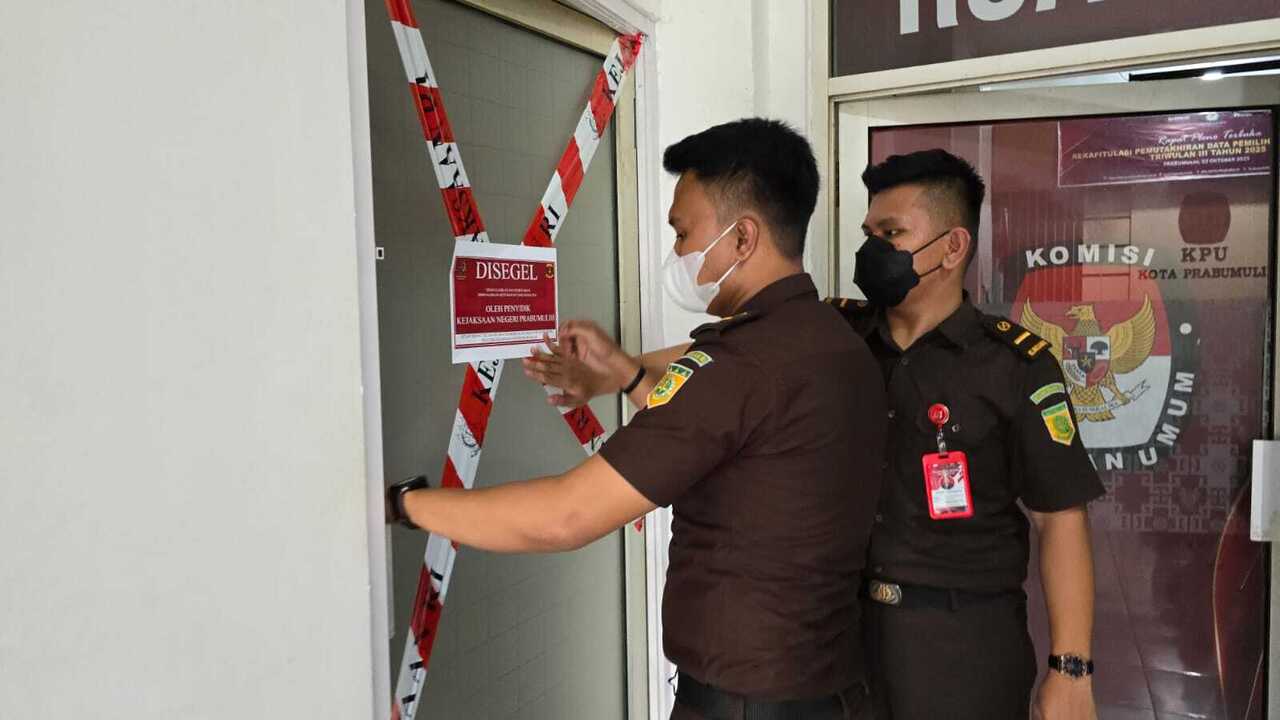 Pasca Penetapan Tersangka, Kejari Prabumulih Segel Seluruh Ruangan Anggota KPU dan Kembali Periksa Saksi-Saksi