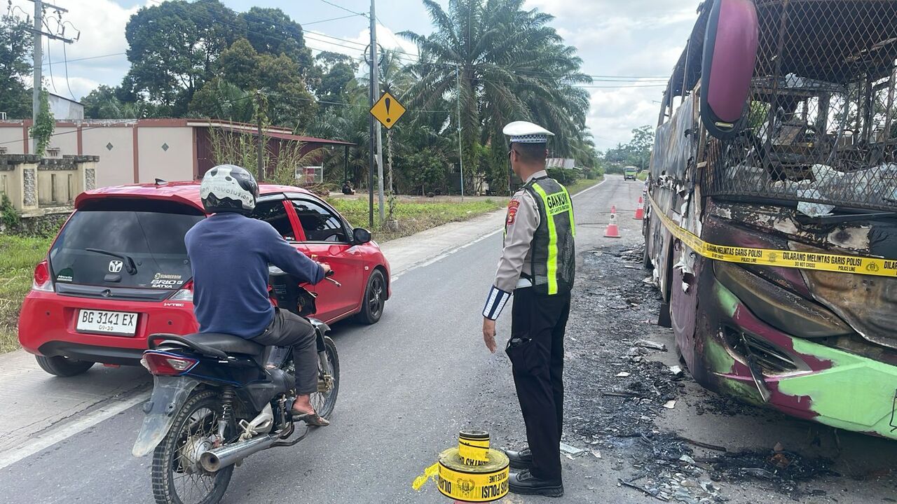Bus Medan Jaya Terbakar di Depan Polres Muratara, Begini Kondisi Puluhan Penumpang !