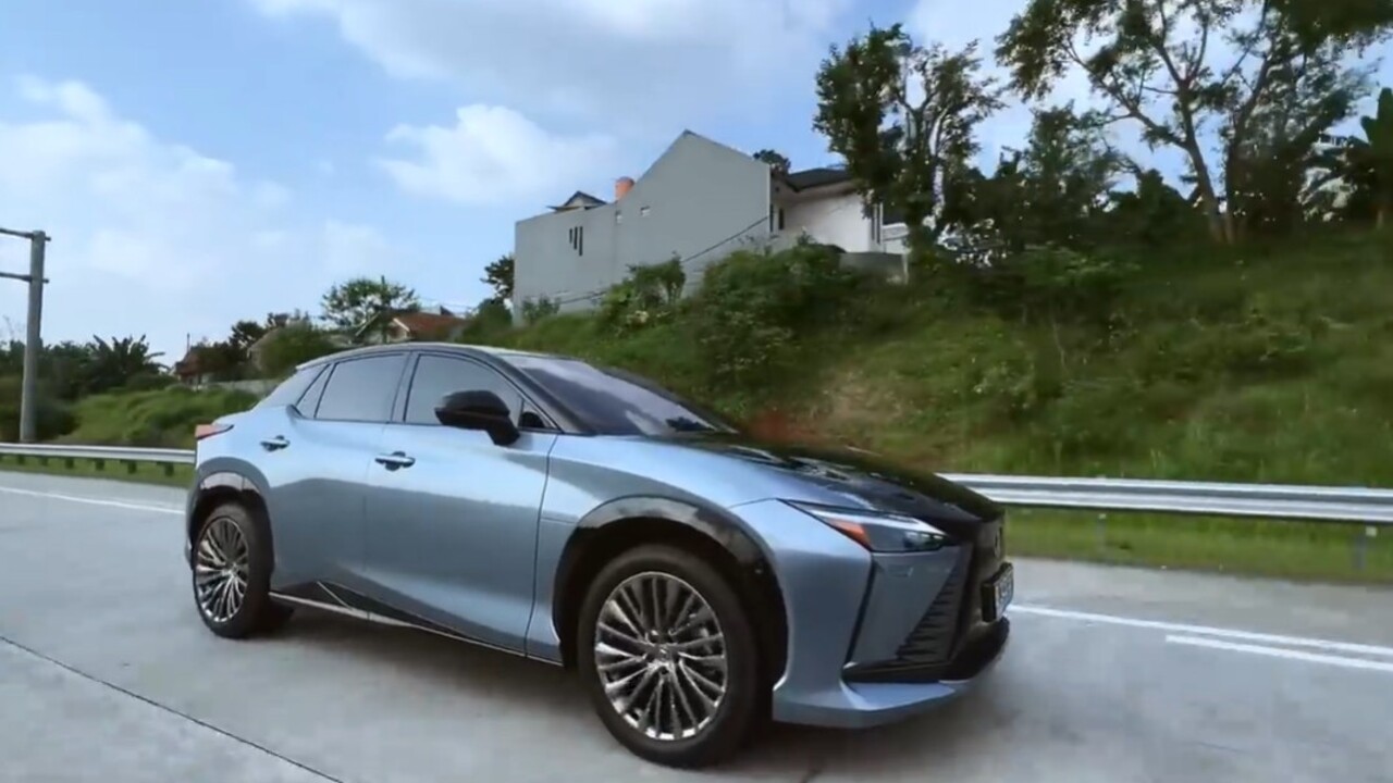 Harga Mobil Lexus RZ 450e Milik Sahroni yang Diamuk Massa: Cek Spesifikasi dan Harga Terbaru !