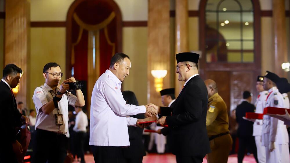 Sekda Sumsel Edward Candra Terima Duplikat Bendera Pusaka HUT RI Ke-79 dari Kepala BPIP RI