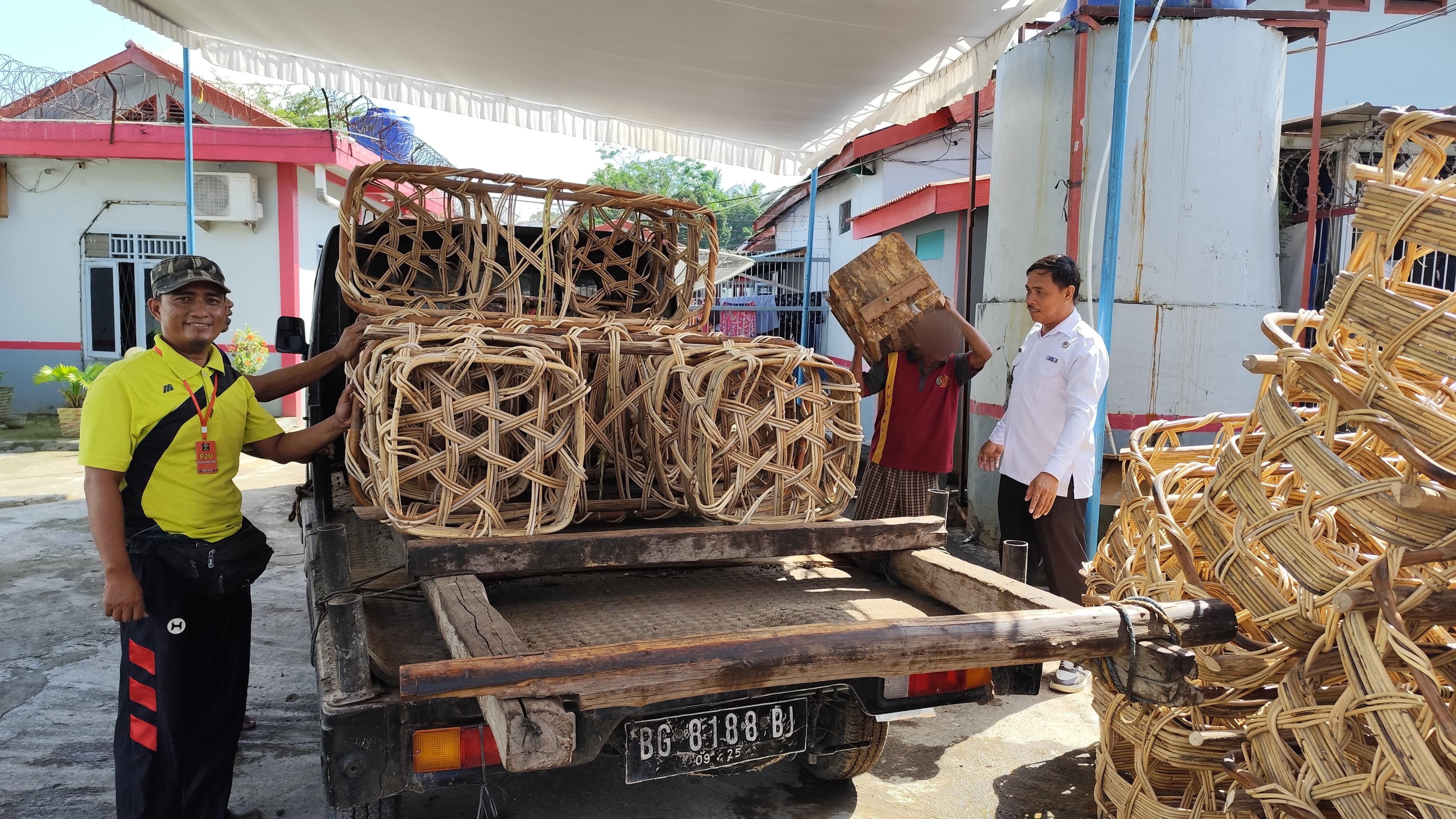 Produktif ! Warga Binaan Lapas Sekayu Bikin 20 Keranjang Sawit dalam Seminggu