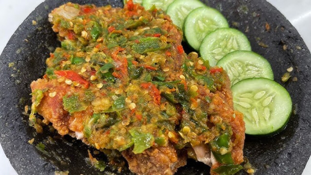 Ayam Geprek Sambal Ijo, Sensasi Pedas yang Semakin Digemari
