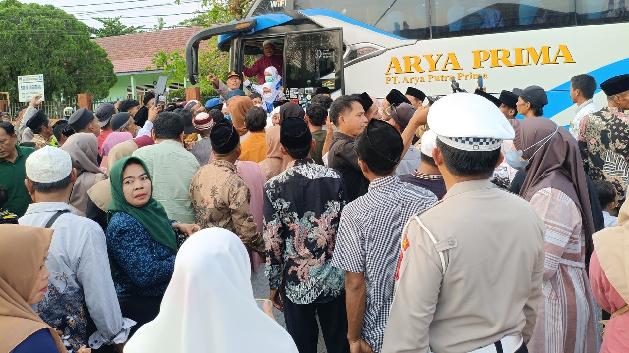 Suasana Haru Sambut Kepulangan 437 Jamaah Haji Kloter 1 OKU Timur