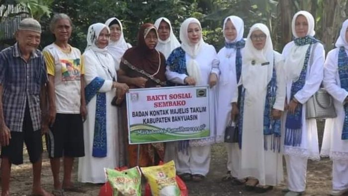 Berbagai Antar Sesama, BKMT Kabupaten Banyuasin Bagikan 100 Paket Sembako