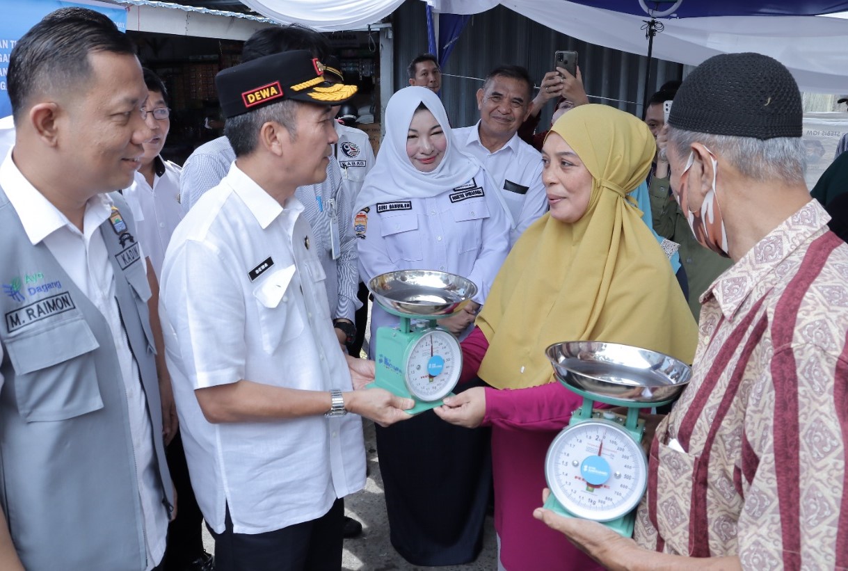 5 Pasar di Palembang Dapat Bantuan Timbangan Pegas, Ini Fungsinya!