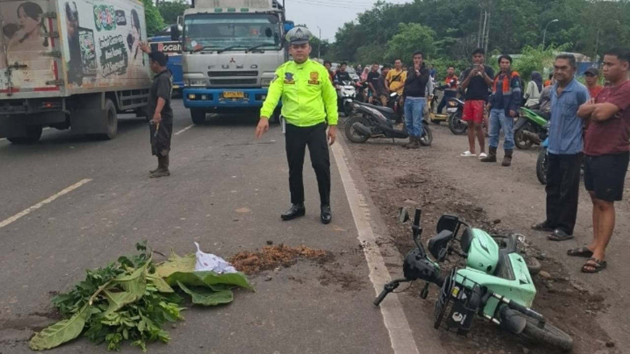 Truk Tronton Tabrak Pengendara Sepada Listrik Tewas Ditempat