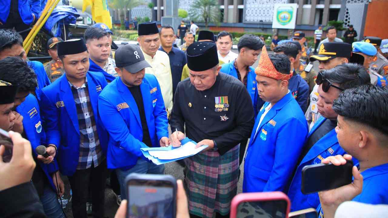Gubernur Herman Deru Temui Massa PMII, Tegaskan Komitmen Transparansi Anggaran dan Perbaikan Infrastruktur