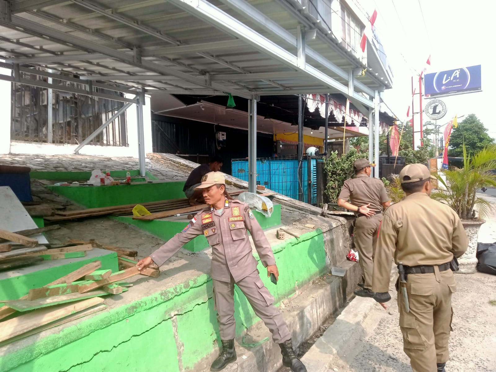 Satpol PP OKU Bongkar Warung Nasi di Pinggir Jalan Raya