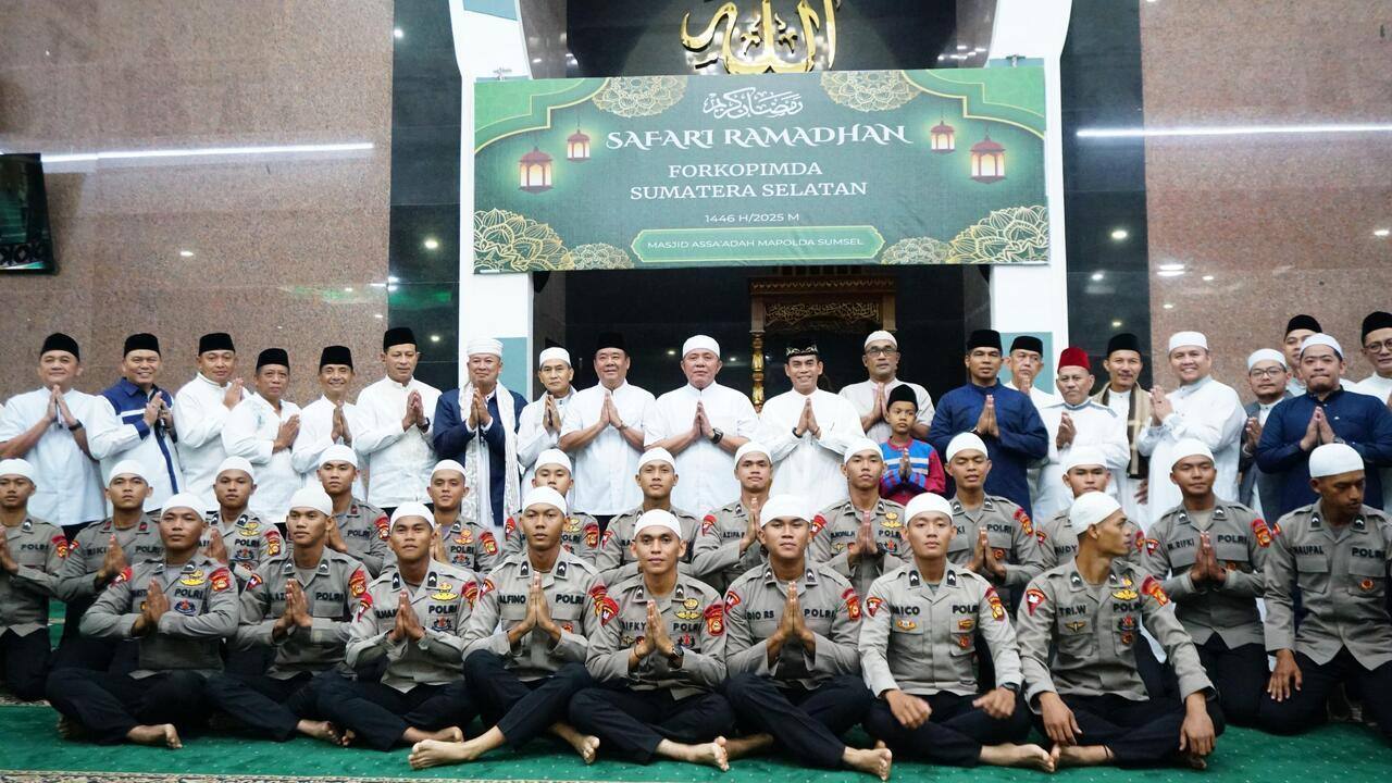 Gubernur Herman Deru dan Wagub Cik Ujang  Sholat Isya dan Tarawih di Masjid As-Sa'adah Mapolda Sumsel