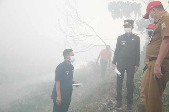 Gunung Sampah di TPA Sukawinatan Terbakar Lagi, Kembali Pakai Water Bombing