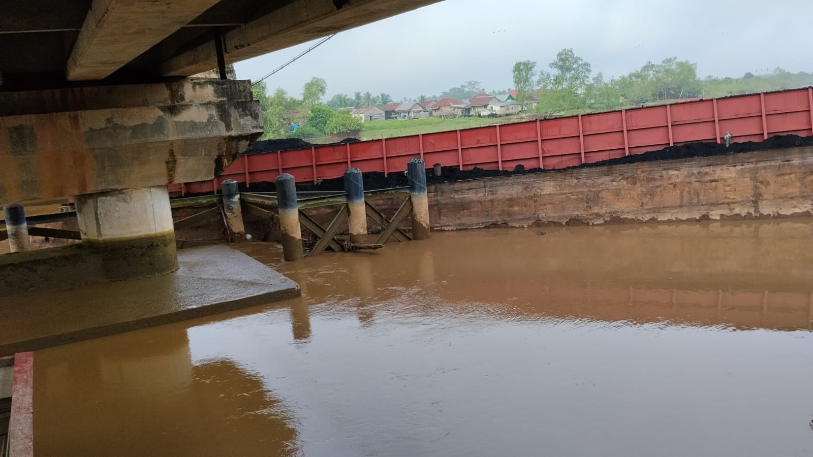 Tongkang Muatan Batubara Diduga Senggol Fender Jembatan Sungai Lilin. 