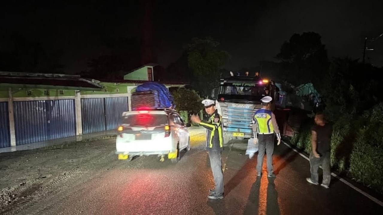 Satlantas Gerak Cepat Atasi Kemacetan Akibat Truk Trailer Terperosok 