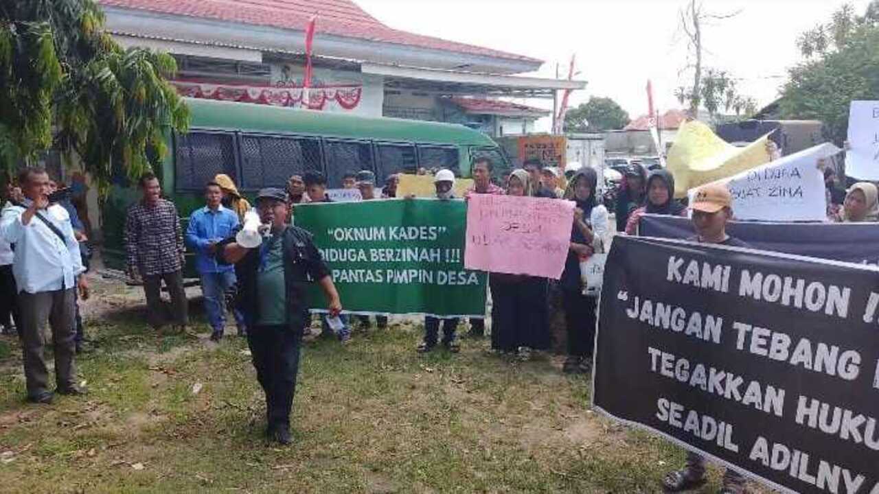 Tuntut Copot dan Adili Oknum Kades Terlibat Zinah, Warga Ulak Segara Geruduk Kantor Bupati dan Gedung Pengadil