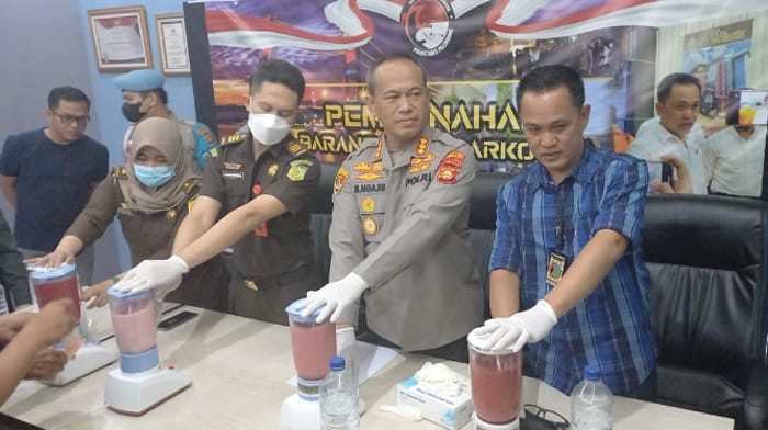 Polrestabes Palembang Musnahkan 2 Kilogram Sabu asal Malaysia dengan Cara Ini...