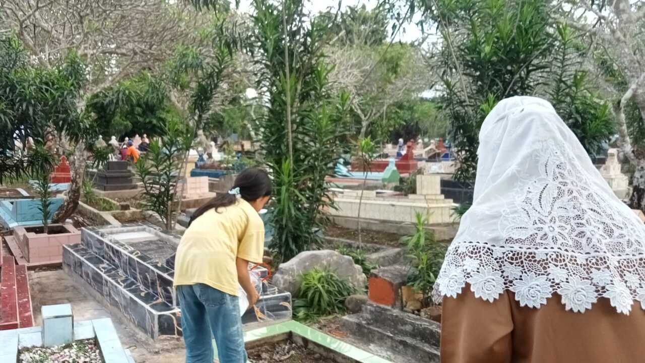 Tradisi Ziarah Kubur Jelang Ramadan dan Hari Raya, Ini Tatacara dan Doa yang Dibaca