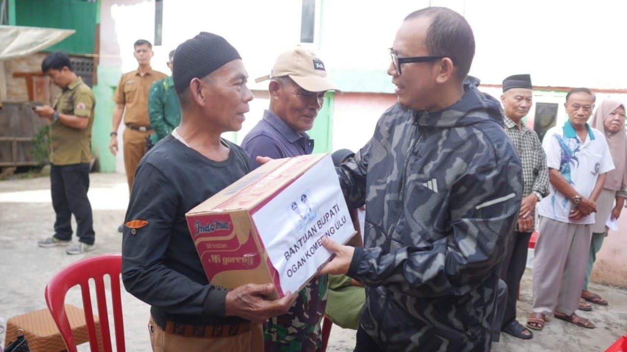 Bupati OKU Tinjau dan Serahkan Bantuan Ke Korban Kebakaran Batukuning