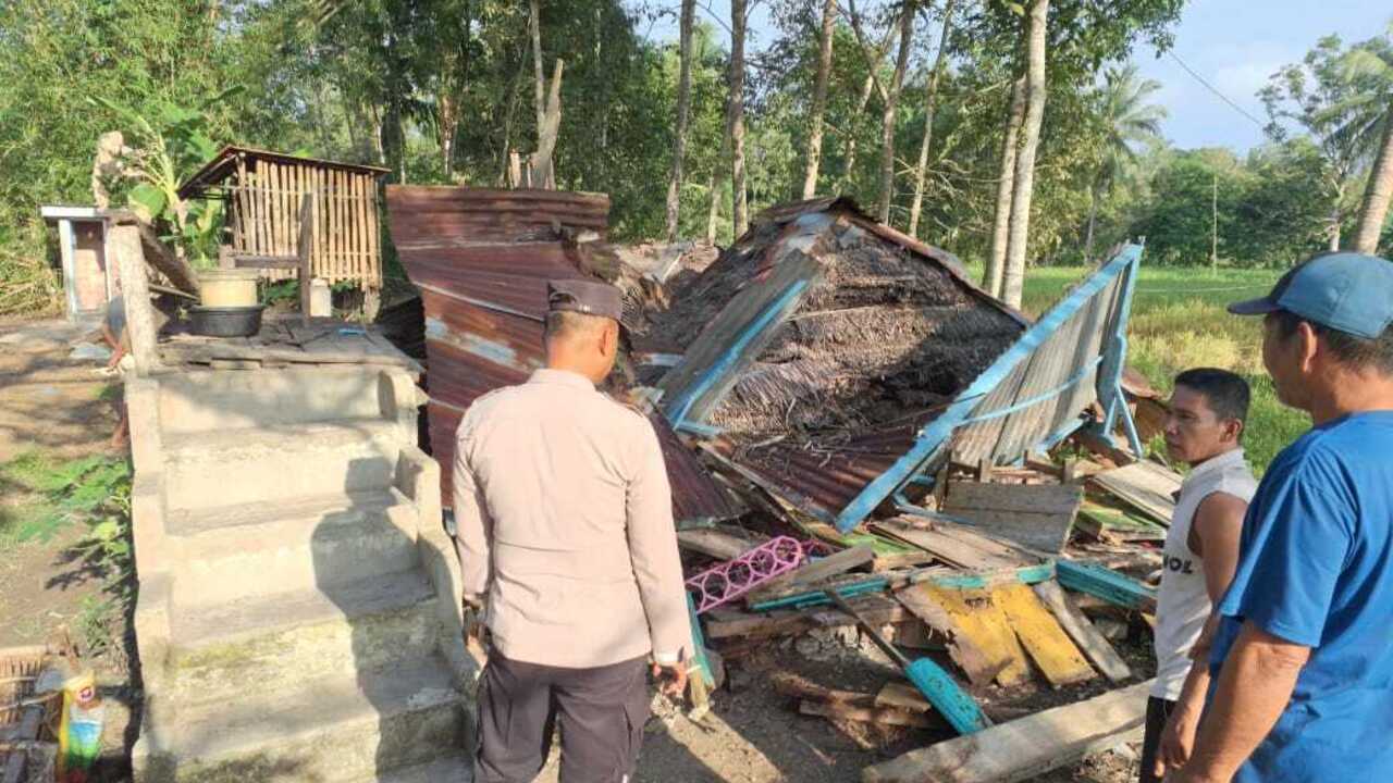 Rumah Warga di Sungai Pinang Roboh Akibat Lapuk, Satu Keluarga Mengungsi