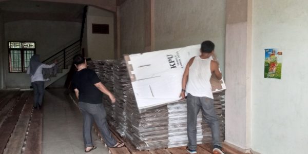 Ribuan Kotak Suara Tiba di KPU OKU