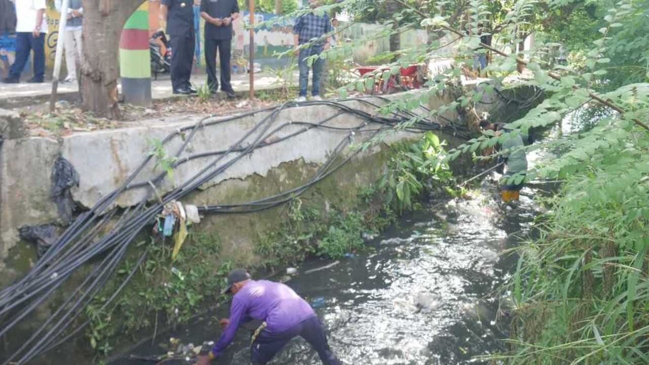 Bupati OKU Tinjau Normalisasi Siring, Sembari Dengarkan Keluh Kesah Warga RT 14 Bakung