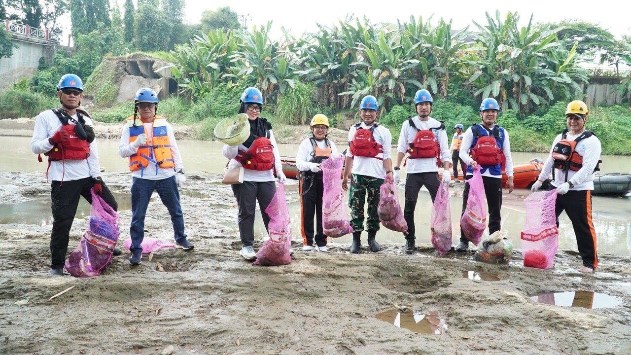 PTBA Gelar Susur Sungai, Angkut 1,56 Ton Sampah dari Sungai Enim.       